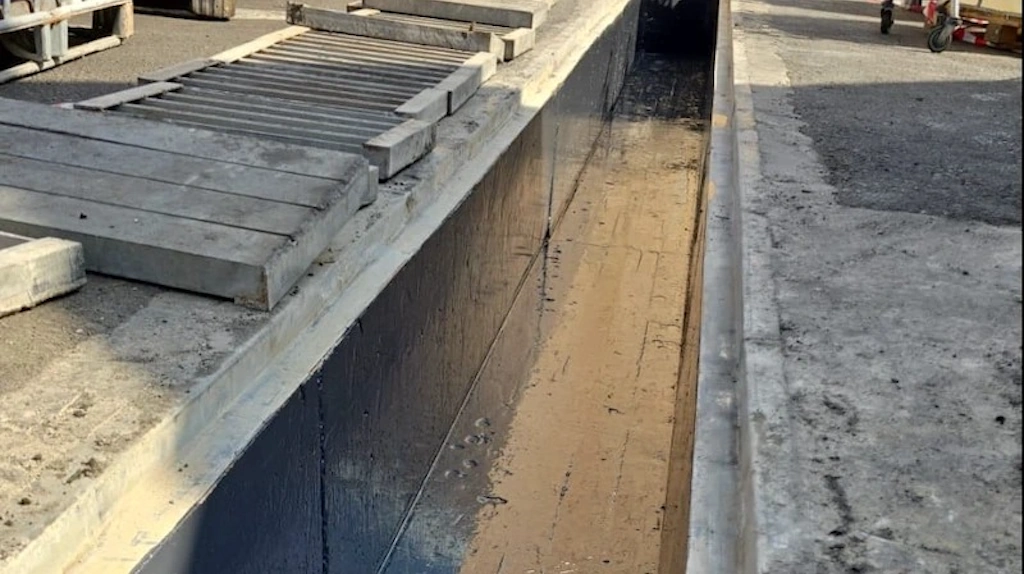 בדיקת איכות ציפוי רצפה תעשייתי